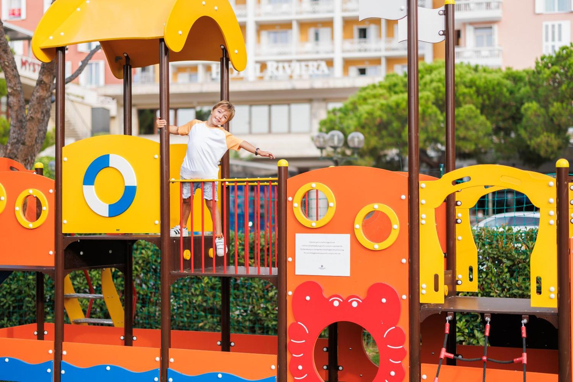 Hotel Slovenija - Terme & Wellness Lifeclass Portoroz Ngoại thất bức ảnh A child playing on a playground